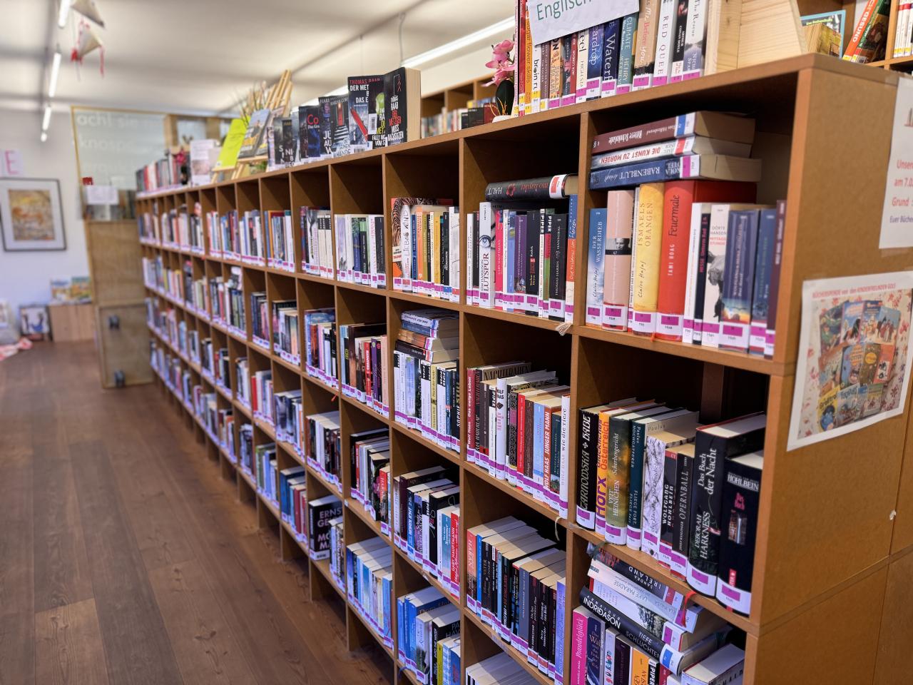 Bücherregal
